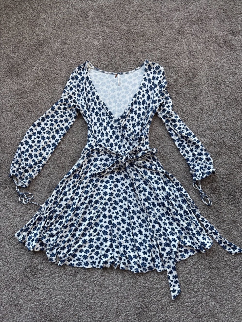 Free People Women’s Large Floral Long Sleeve Wrap Dress in Blue and White EUC